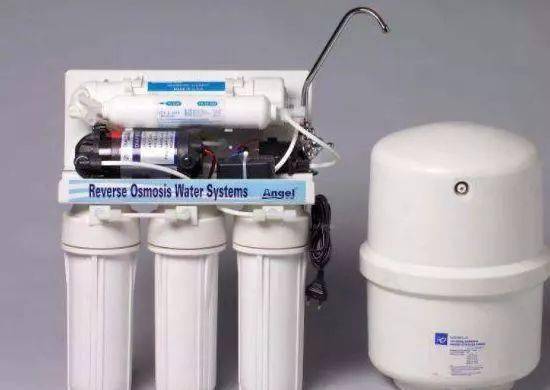 厨房中这两样电器没必要买，入住后才懊恼净水器成鸡肋